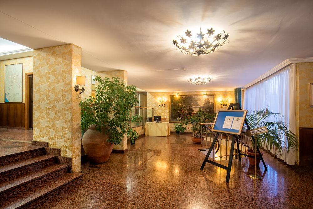 Hotell Park Blanc Et Noir